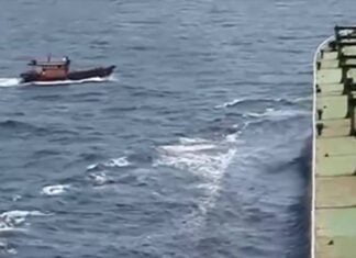 a Piratas somalis mexer com o navio errado a Piratas somalis mexer com o navio errado