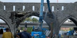 Bélgica derrumba un puente medieval para dejar pasar a los cruceros