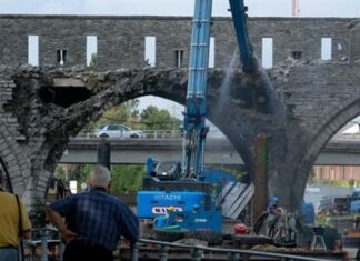 Bélgica derrumba un puente medieval para dejar pasar a los cruceros Bélgica derrumba un puente medieval para dejar pasar a los cruceros