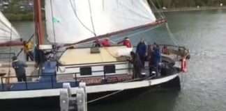 Desatracando na manha
