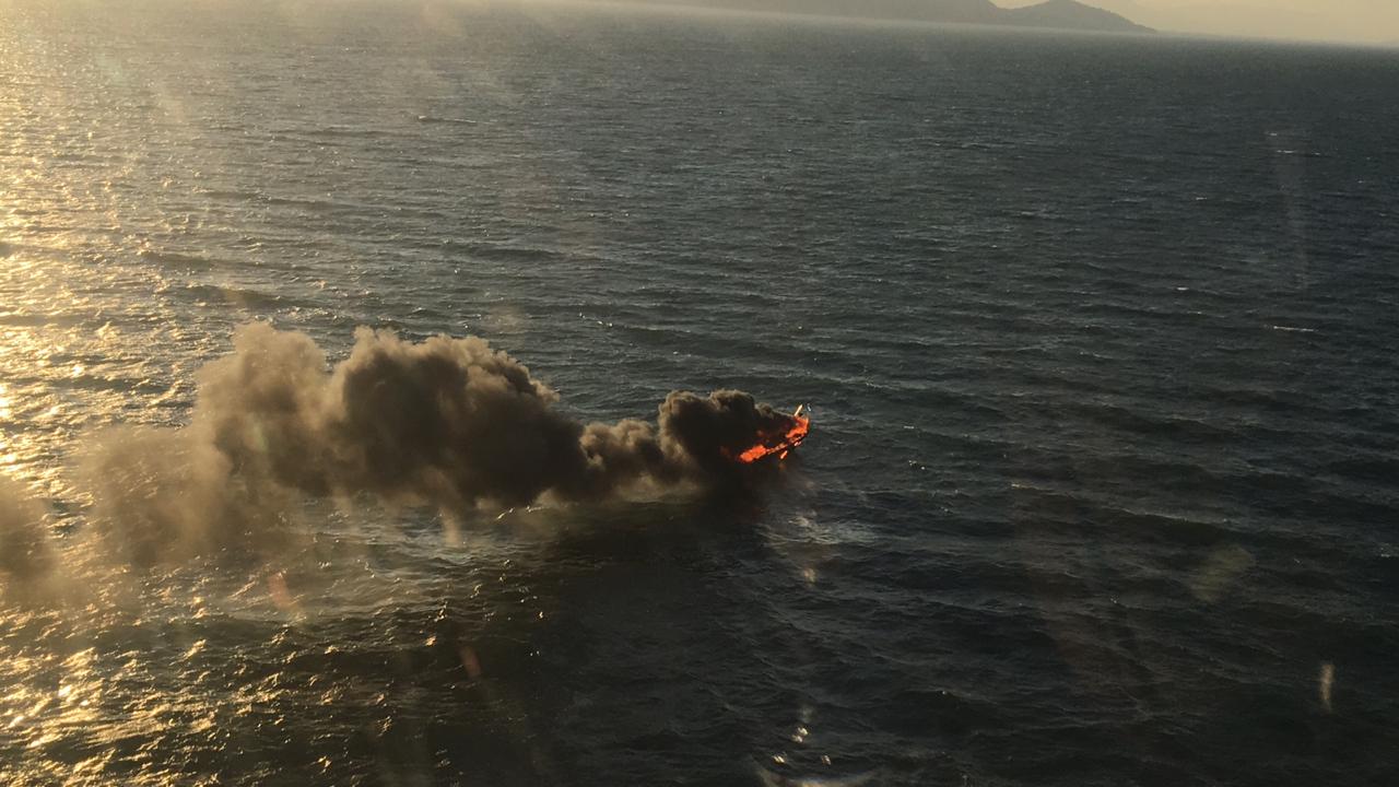 Embarcação Pega Fogo No Mar Em Florianópolis, Próximo Ao Ribeirão Da Ilha 1