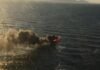 Embarcação pega fogo no mar em Florianópolis, próximo ao Ribeirão da Ilha
