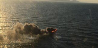 Embarcação pega fogo no mar em Florianópolis, próximo ao Ribeirão da Ilha