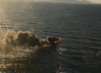 Embarcação pega fogo no mar em Florianópolis, próximo ao Ribeirão da Ilha Embarcação pega fogo no mar em Florianópolis, próximo ao Ribeirão da Ilha