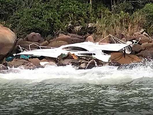 Família É Resgatada Após Lancha Atingir Costão De Praia Em Balneário Camboriú Família É Resgatada Após Lancha Atingir Costão De Praia Em Balneário Camboriú 1