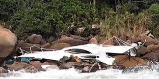 Família é resgatada após lancha atingir costão de praia em Balneário Camboriú