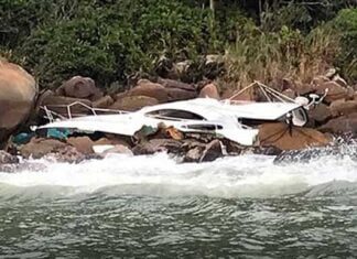 Família é resgatada após lancha atingir costão de praia em Balneário Camboriú