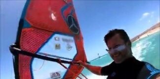 Pai e filho velejando juntos
