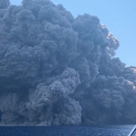 Veleiro Navegava Rente À Ilha Onde O Vulcão Italiano Stromboli Teve Explosão De ... 1 Veleiro Navegava Rente À Ilha Onde O Vulcão Italiano Stromboli Teve Explosão De ... 1