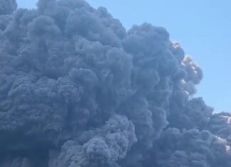 Veleiro navegava rente à ilha onde o vulcão italiano Stromboli teve explosão de … Veleiro navegava rente à ilha onde o vulcão italiano Stromboli teve explosão de ...