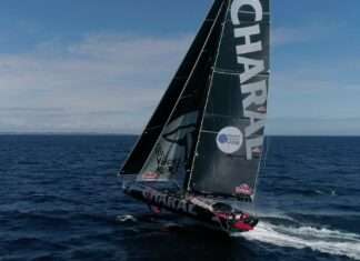 a IMOCA CHARAL vue d’en haut a IMOCA CHARAL vue d'en haut