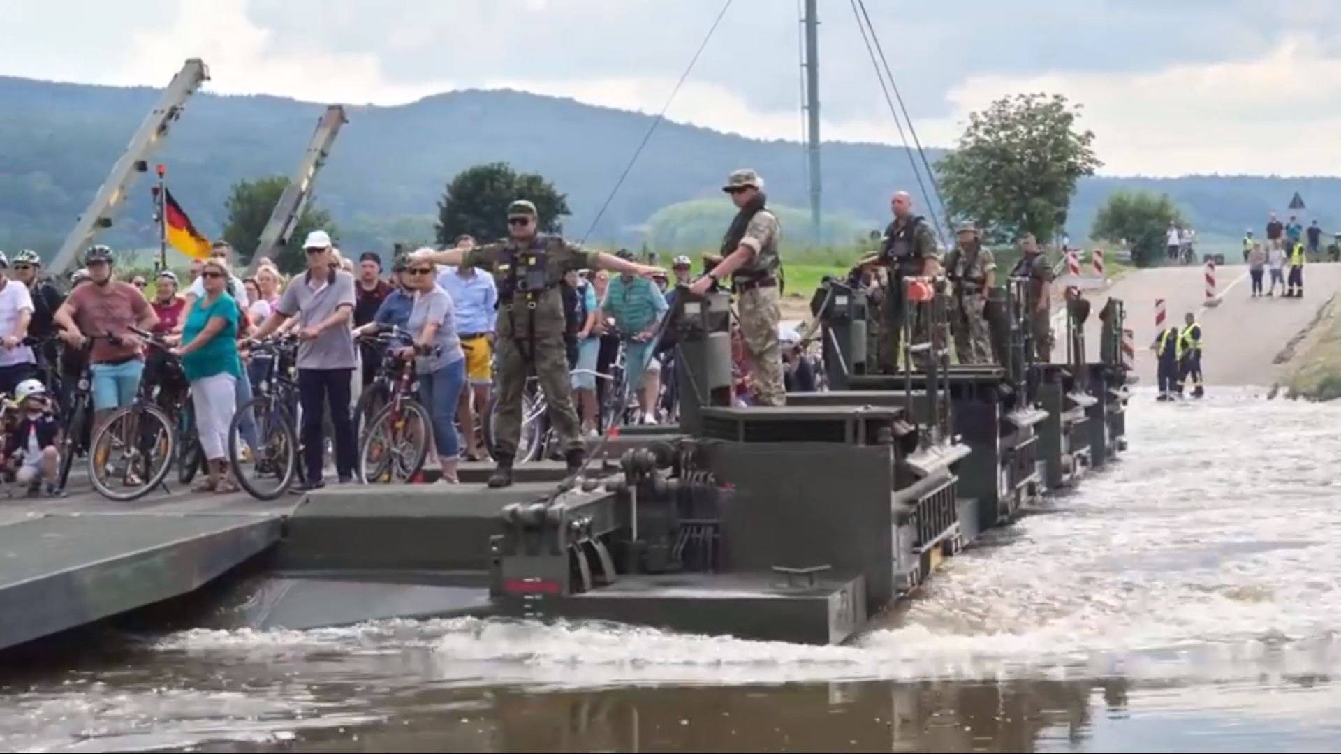 A Militares Ajudando A População A Atravessar O Rio. A Militares Ajudando A População A Atravessar O Rio. 1