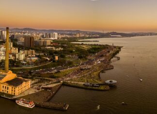 Porto Alegre banhada pelo Rio Guaíba Porto Alegre banhada pelo Rio Guaíba