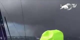 Velejar não é isso!
 Imagens do veleiro da equipe Brunel em uma das mais disputa...