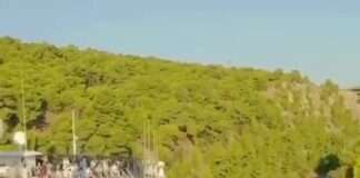 Muito justo, mesmo!
 O navio de passageiros "Bremer" passa pelo canal de Corinto...