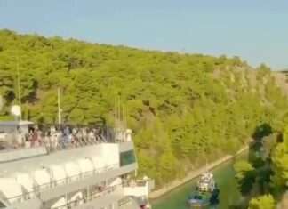 Muito justo, mesmo!
O navio de passageiros “Bremer” passa pelo canal de Corinto… Muito justo, mesmo!
O navio de passageiros "Bremer" passa pelo canal de Corinto...
