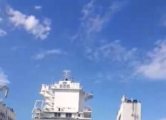O navio sobre o navio, de outro ângulo O navio sobre o navio, de outro ângulo