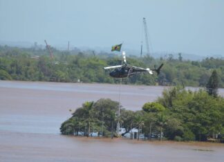 Treinamento de mergulhadores no Delta do Jacuí, Porto Alegre, hoje. Muita água d… Treinamento de mergulhadores no Delta do Jacuí, Porto Alegre, hoje. Muita água d...