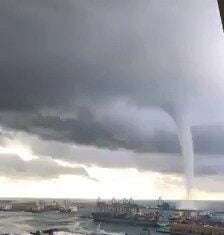 Ciclone em GENOVA, ITALY. a Marvel of Nature iN GENOVA, ITALY.