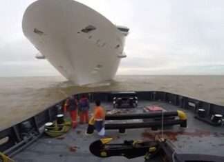 a Towing Cruise Ship a Towing Cruise Ship