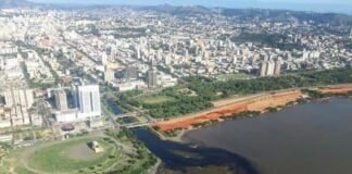 Poluição trazida pelo Arroio Dilúvio ao Rio Guaíba, em Porto Alegre
