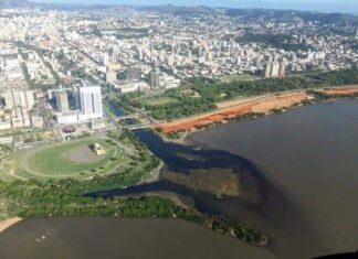 Poluição trazida pelo Arroio Dilúvio ao Rio Guaíba, em Porto Alegre Poluição trazida pelo Arroio Dilúvio ao Rio Guaíba, em Porto Alegre