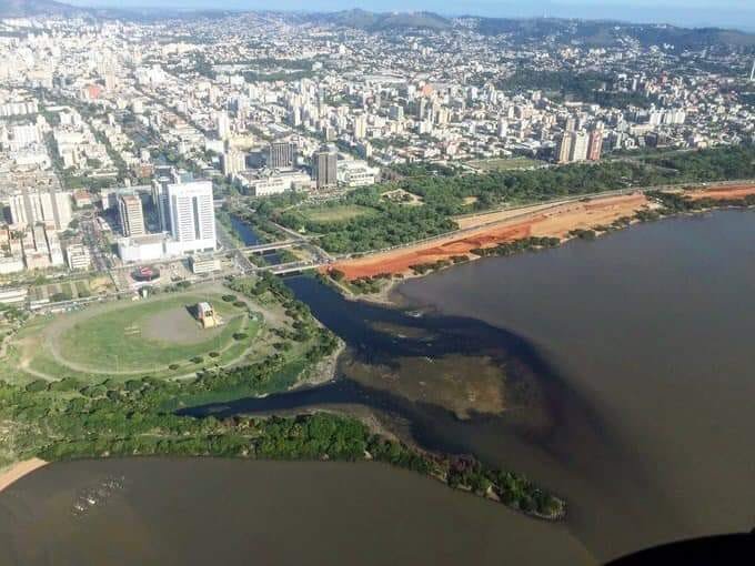 Poluição trazida pelo Arroio Dilúvio ao Rio Guaíba, em Porto Alegre