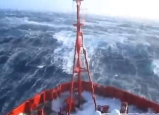  a Ships in Crazy Storms!
