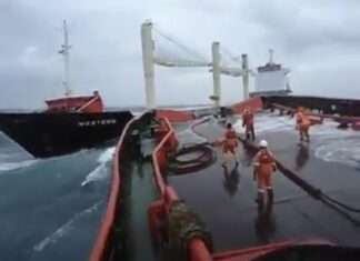  a Would you dare working in such condition ! That's real Life at Sea