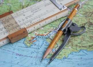 Qual seu próximo destino Map And Navigational Instruments For Laying The Way.