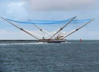 SpaceX divulga vídeo de barco capturando pedaço de foguete