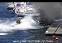 Jet ski extinguishes boat fire / Moto de água apaga incendio em barco / Feu de bateau Jet ski extinguishes boat fire / Moto de água apaga incendio em barco / Feu de bateau
