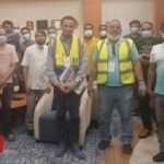 Por que tripulantes continuam presos em cargueiro que bloqueou Canal de Suez - BBC News Brasil