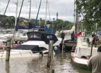 Lancha afundando no Clube dos Jangadeiros, Porto Alegre, hoje

