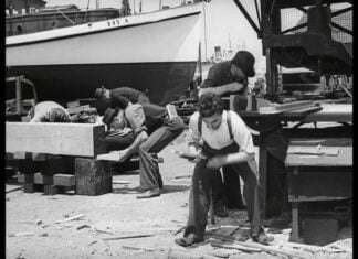 Charles Chaplin trabalhando em estaleiro
Get ready for a good laugh. This lit… Charles Chaplin trabalhando em estaleiro
Get ready for a good laugh. This lit...