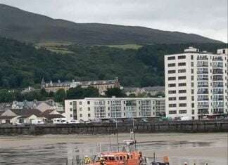 Lançando embarcação de salvatagem na praia

Ramsey RNLI launched following repor...