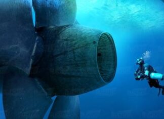 The Scary Job of Cleaning Multi-Billion $ Ships Underwater The Scary Job of Cleaning Multi-Billion $ Ships Underwater