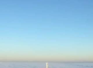 Cargueiro navegando sob neblina

