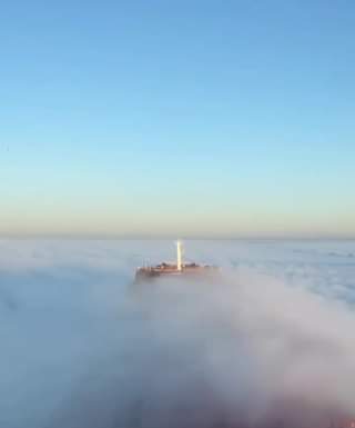 Cargueiro navegando sob neblina Cargueiro navegando sob neblina