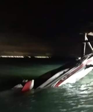 Lancha abalroa farol em Ilhabela
 (Vídeo “encaminhado com frequência” em grupo d...