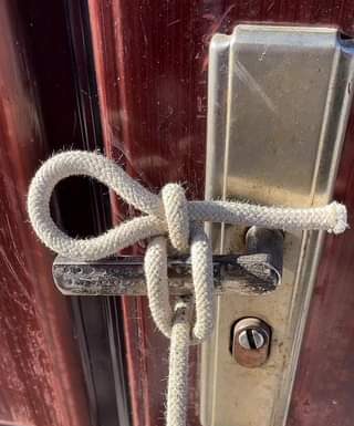 Sempre aparece um nó que ainda não conhecemos…
 

#tietricks #knotstricks #tie #...