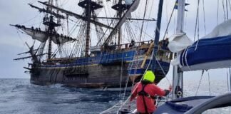 Histórias do Mar - Réplica de barco do século 18 salva dois velejadores: 'Que época estamos?'