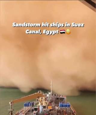 Tempestade de areia atinge navio no Canal de Suez, no Egito

