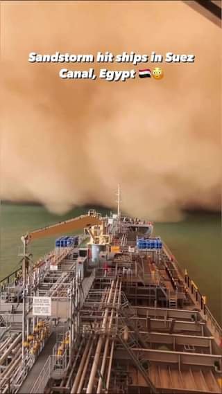 Tempestade De Areia Atinge Navio No Canal De Suez, No Egito 1