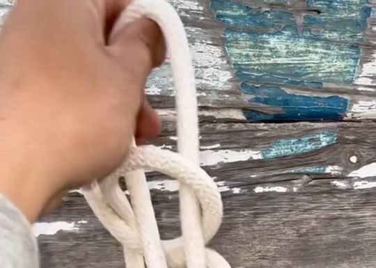 Uma variação interessante do Nó de Caminhoneiro
Variante de nudo de trailero … Uma variação interessante do Nó de Caminhoneiro
Variante de nudo de trailero ...