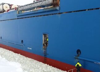 Na passagem..

On Finland's arctic shore, the enormous ship serves as a pilot's ...