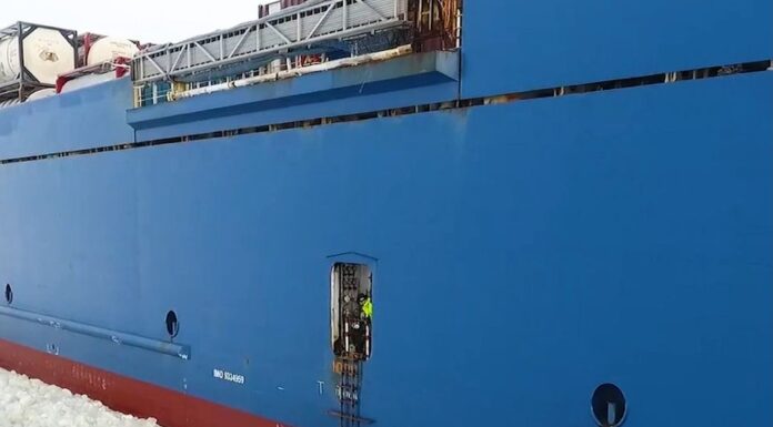 Na passagem..
On Finland’s arctic shore, the enormous ship serves as a pilot’s … Na passagem..
On Finland's arctic shore, the enormous ship serves as a pilot's ...