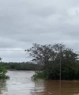 Draga garrada à deriva no Rio Jacuí:RS na enchente de set/2023
 (Imagem postada ...