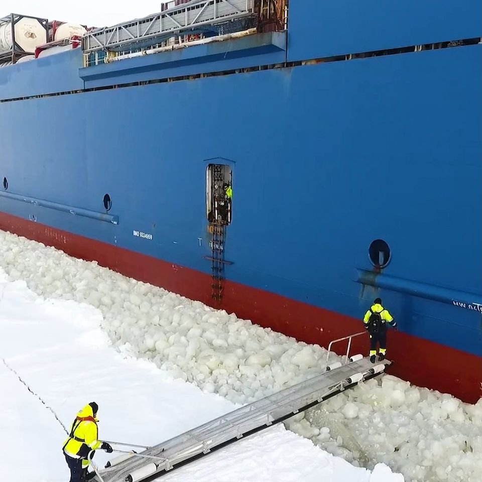 Na Passagem.. On Finland'S Arctic Shore, The Enormous Ship Serves As A Pilot'S ... 1