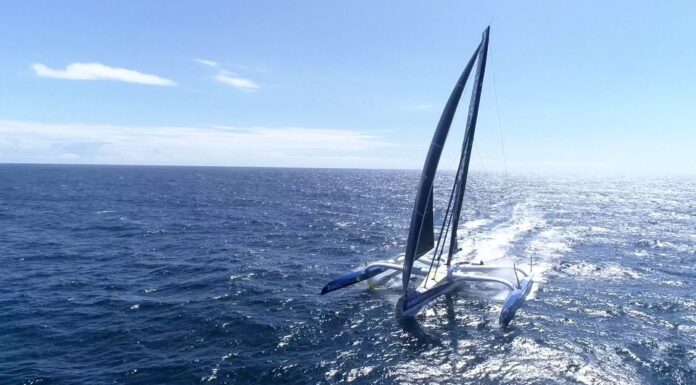 40 knots...

Premières sensations fortes en équipage à bord du Maxi Banque Popul...